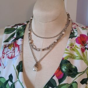 Layer statement necklace in gold/silver/pearl faux